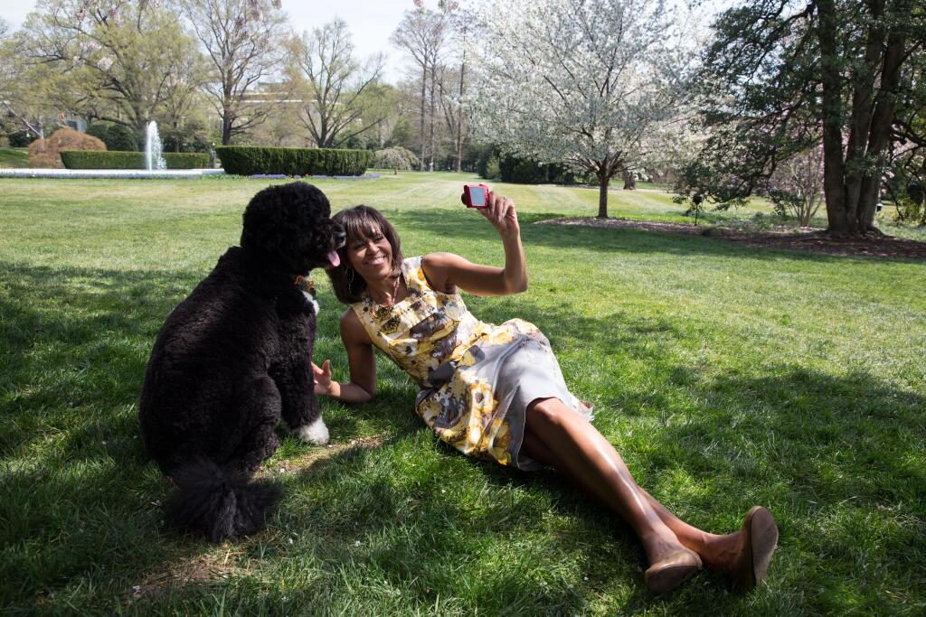 Michelle-Obama-and-Bo-Taking-a-Selfie